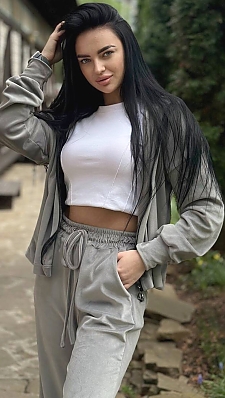 Olena Kharkiv 2398102